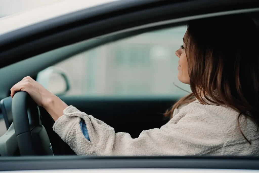 En kvinna övningskör i Uppsala.